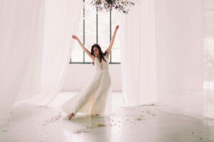 Photo de la robe Andrea portée par une femme qui danse