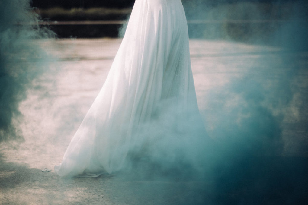 Photo du bas de la robe Blue entourée de fumée bleue