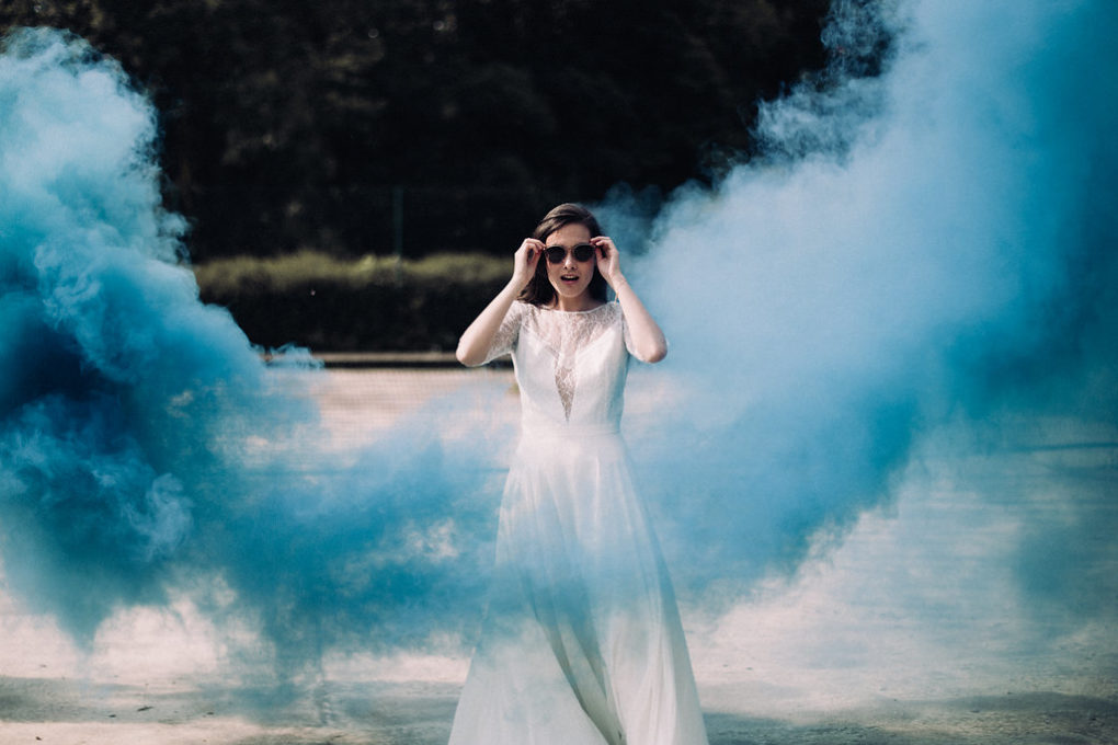 Plan large de la robe Blue entourée de fumée bleue