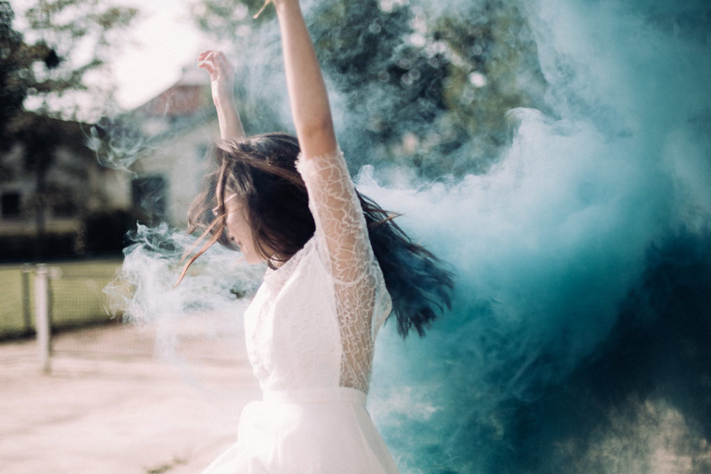 Photo du haut de la robe Blue avec de la fumée bleue en fond