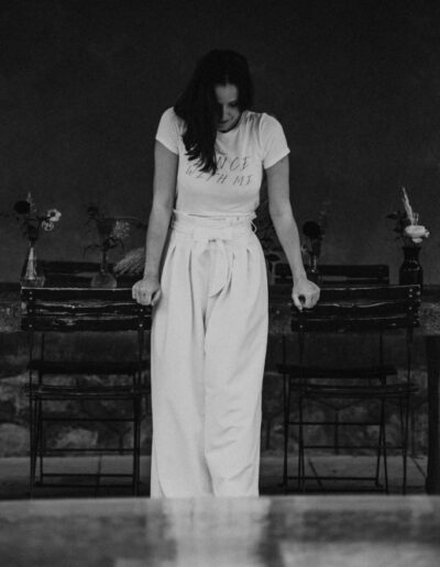 Photo en noir et blanc du pantalon Emio de face