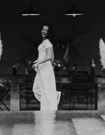 Photo en noir et blanc, plan d'ensemble du pantalon Emio devant la table aux fleurs