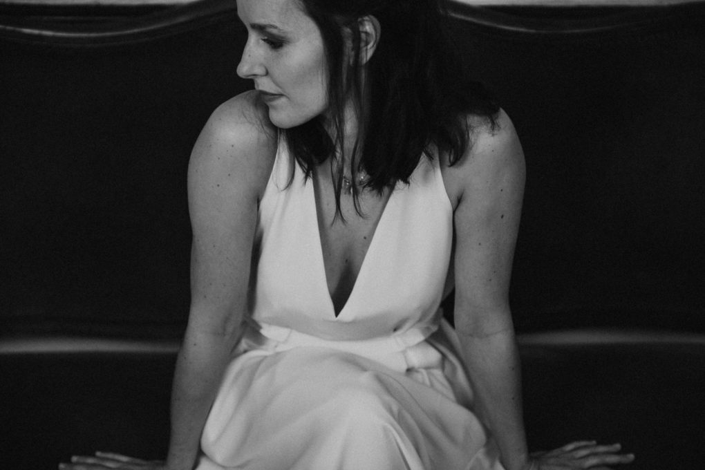 Photo en noir et blanc du haut de la robe Irene