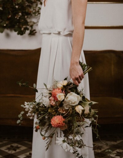 Photo de la robe Irene de 3/4 avec un bouquet de fleurs