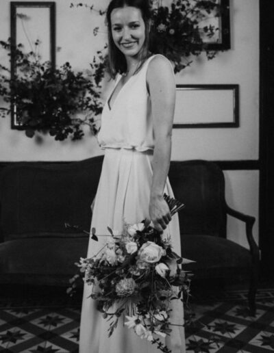Photo en noir et blanc de plein pied de la robe Irene de 3/4
