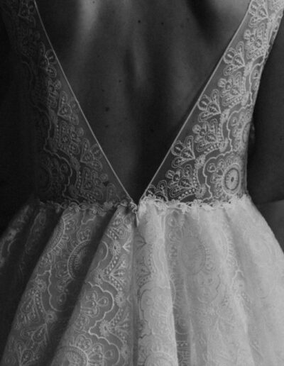Photo en noir et blanc, plan rapproché sur les détails du dos de la robe Sasha