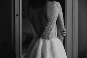 Photo en noir et blanc du dos de la robe Sasha