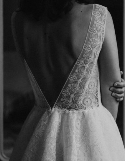 Photo en noir et blanc du dos de la robe Sasha