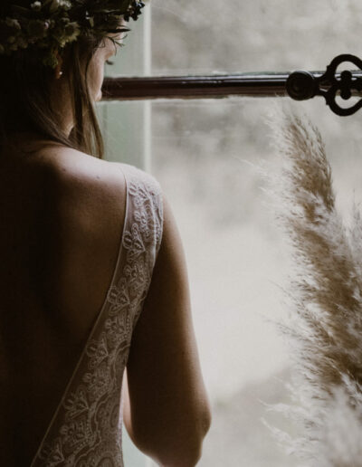 Photo des détails dans le dos sur l'épaule de la robe Sasha