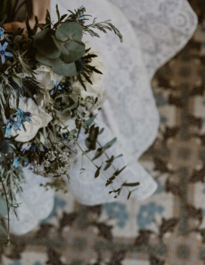 Photo en contre-plongée de la robe Sasha avec un bouquet de fleur
