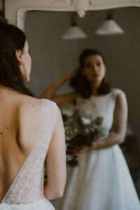 Plan rapproché sur l'épaule de la robe Sasha, reflet de la robe sur un miroir en arrière-plan