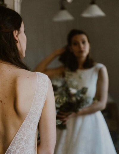 Plan rapproché sur l'épaule de la robe Sasha, reflet de la robe sur un miroir en arrière-plan