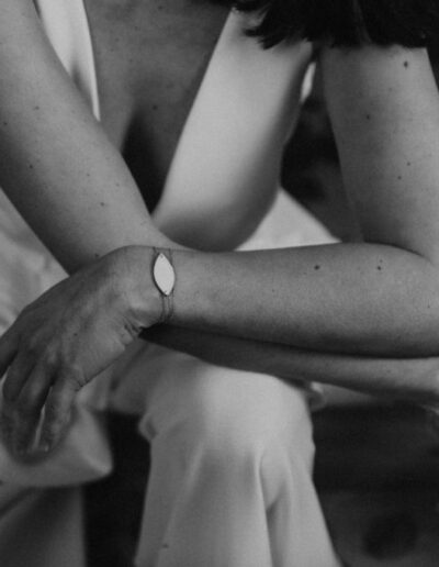 Gros plan sur un bracelet porté avec une création de l'Atelier Swan