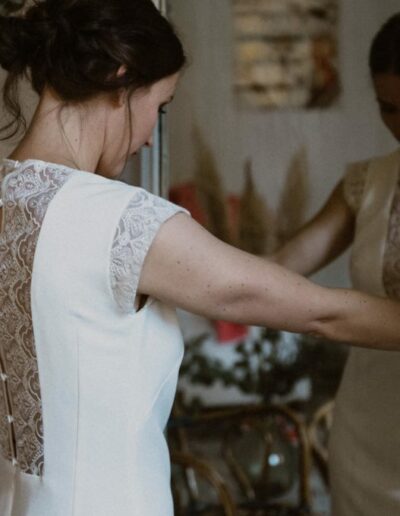 Photo de dos de la robe Edwige portée par une femme devant un miroir
