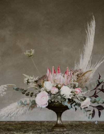Photo du bouquet de fleurs séchés posé sur une table
