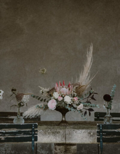 Photo d'une table avec un bouquet de fleurs séchées au centre