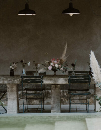 Plan d'ensemble d'une table et de fleurs et plantes séchées