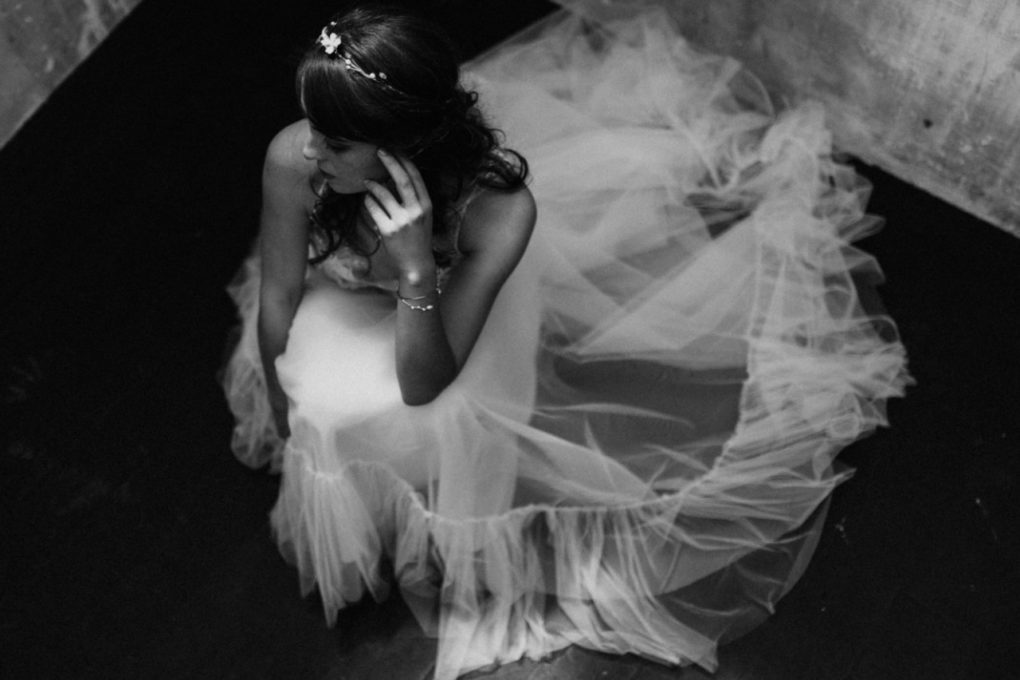 Photo en noir et blanc et en plongée de la robe Héléna