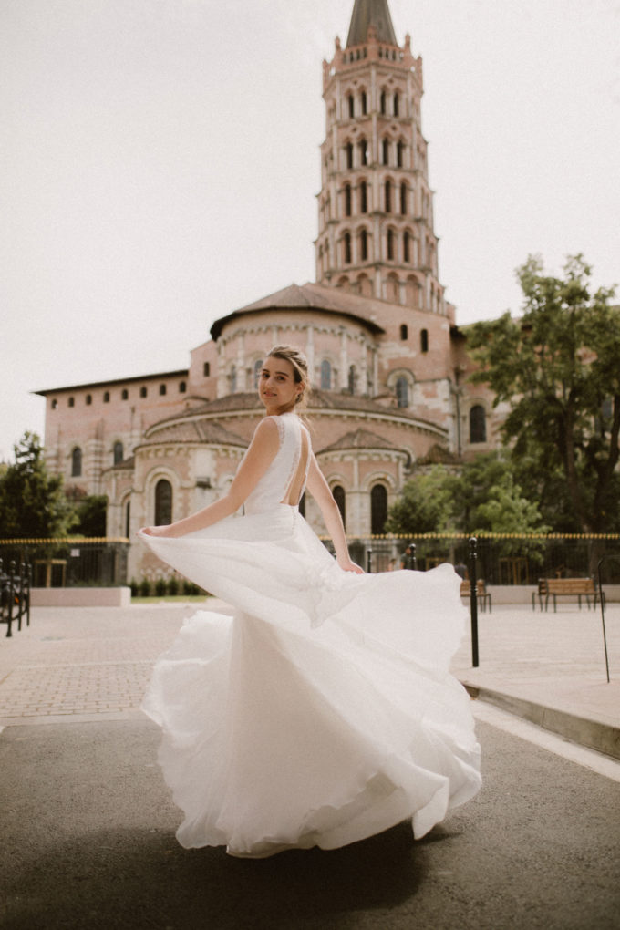 Photo de plein pied de la robe Hannah en mouvement devant la Basilique Saint Sernin, Toulouse