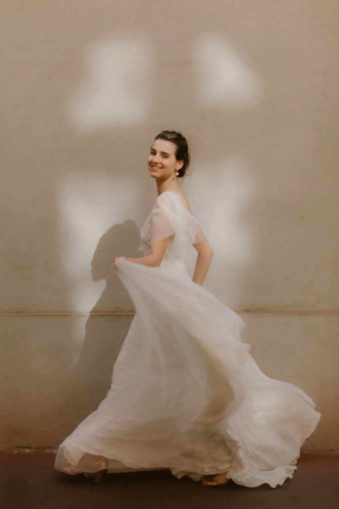 Photo de la robe Lisa portée par une femme qui marche