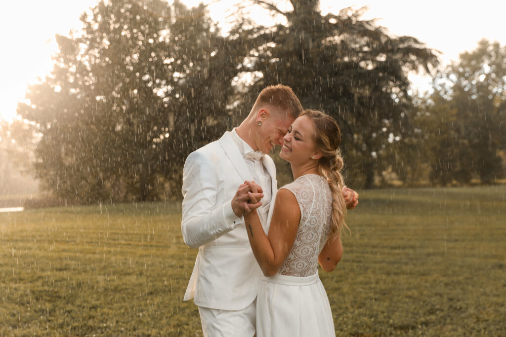 shooting-mariage-sous-la-pluie-robe-de-mariée